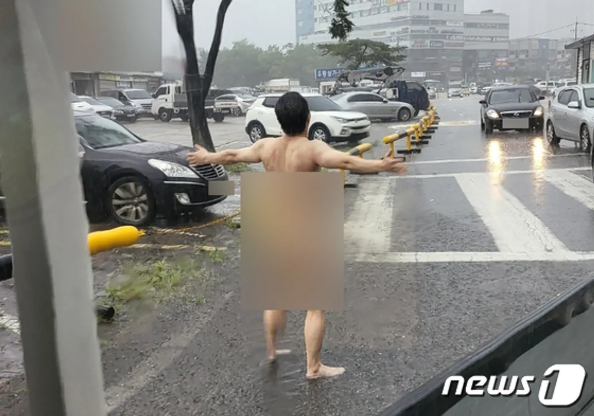 안산서 나체男 폭우 속 거리에서 빗물 샤워…경찰, 신병확보 후 가족에 인계